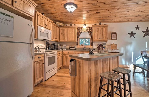 Sautee Nacoochee Cabin | Outdoor Adventure - Charming Cabin w/Hot Tub