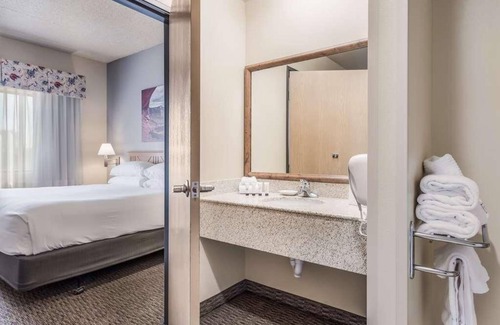 Palm Valley Hotel | Outdoor Adventure! Comfy Unit Near Attractions, Pool, Breakfast, Free Wifi