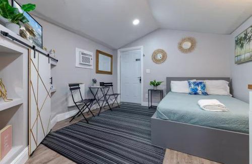 St. Petersburg - Clearwater Apartment | Outdoor Deck Fully Equipped Remodeled Bath