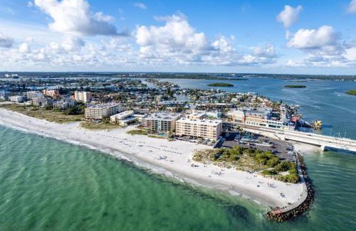 St. Petersburg - Clearwater Apartment | Outdoor Deck Fully Equipped Remodeled Bath