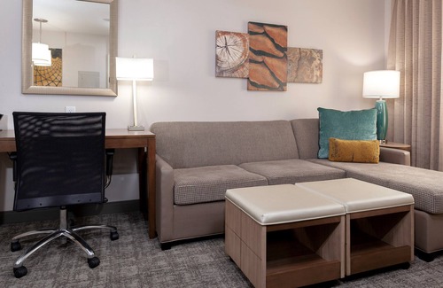Gilbert Apartment | Outdoor Pool and Hot Tub + 24-Hour Business Center | Modern Studio in Phoenix Area