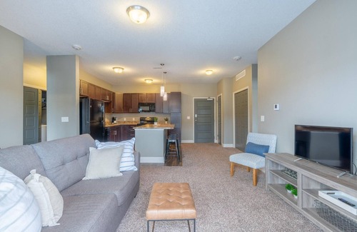 West Des Moines Apartment | Outdoor Pool Fast Wifi Balcony Garage More