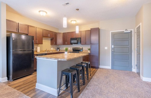 West Des Moines Apartment | Outdoor Pool Fast Wifi Balcony Garage More