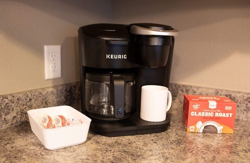 West Des Moines Apartment | Outdoor Pool Fast Wifi Balcony Garage More