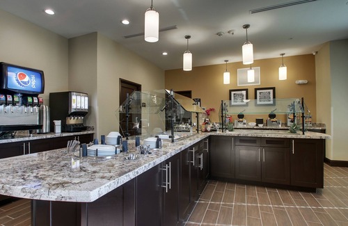 The Colony Condo | Outdoor Pool + Free Wi-Fi, Free Breakfast | Fully Equipped King Suite with a Balcony