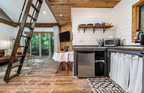 Roswell Cottage | Outdoor Soaking TUB, Lake-front TINY HOME