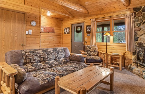 New Lisbon Cabin | Outdoorsy gem with WiFi, furnished porch, full kitchen & three ponds on-site