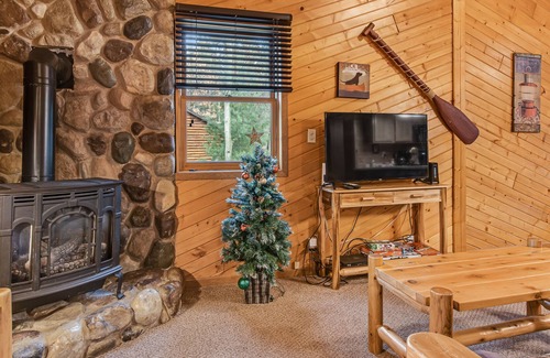 New Lisbon Cabin | Outdoorsy gem with WiFi, furnished porch, full kitchen & three ponds on-site