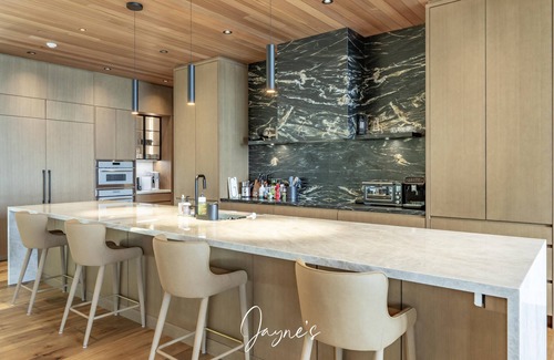 Muskoka Lakes Cottage | Outstanding 5 bed 6 bath cottage on Lake Joseph with Tennis Studio