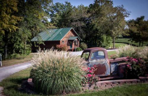 Carbondale House | Outstanding Cabin with Hot-tub in Carbondale, Illinois