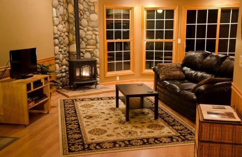 Carbondale House | Outstanding Cabin with Hot-tub in Carbondale, Illinois