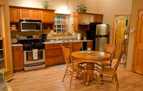 Carbondale House | Outstanding Cabin with Hot-tub in Carbondale, Illinois