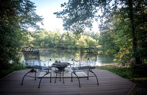 Carbondale House | Outstanding Cabin with Hot-tub in Carbondale, Illinois