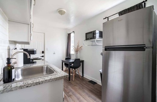 Victorian Village Apartment | Over 4,500 Reviews - PRIME Location - Parking Free