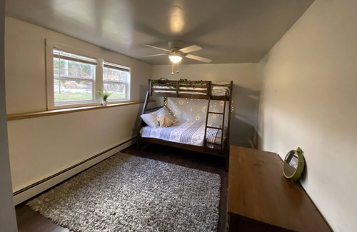East Andover House | Over Andover Getaway! | 3.5 Bedrooms| Mountain View