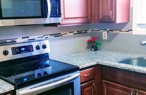 Overland Park House | Overland Park Downtown | Comfy, Clean & Safe house on Hardy