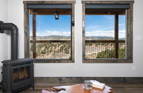 Orderville House | Overlook Cabin. Romantic Views Fire Pit/Hot Tub & Zion Adventure