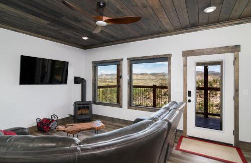 Orderville House | Overlook Cabin. Romantic Views Fire Pit/Hot Tub & Zion Adventure