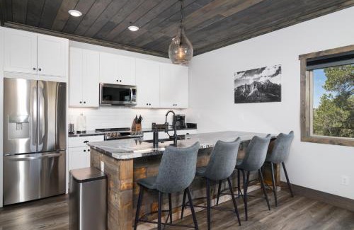 Orderville House | Overlook Cabin. Romantic Views Fire Pit/Hot Tub & Zion Adventure