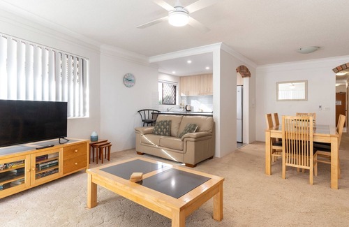 Forster Apartment | Overlooking Wallis Lake, Renas Court 2