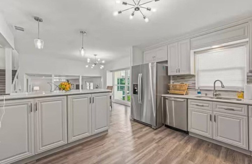 Brandon House | Oversized 4bed + Converted Bedroom, Pool + Hot Tub