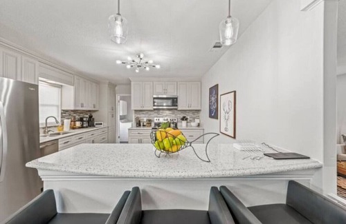 Brandon House | Oversized 4bed + Converted Bedroom, Pool + Hot Tub