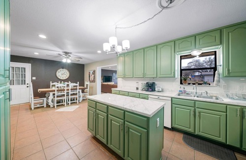 Jourdanton House | Oversized Space In Desirable Neighborhood.