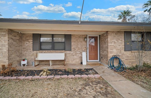Jourdanton House | Oversized Space In Desirable Neighborhood.
