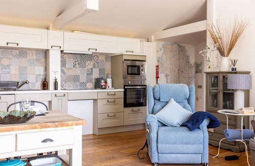 Llanfaelog Cottage | Owain's Lake View: holiday apartment with lake views