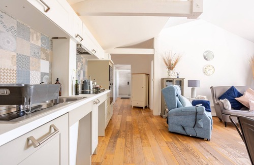 Llanfaelog Cottage | Owain's Lake View: holiday apartment with lake views