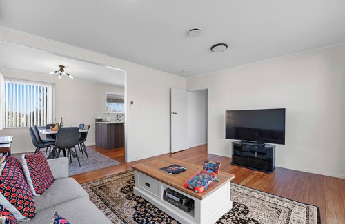 Lynmore House | Ōwhata Retreat - Rotorua Holiday Home