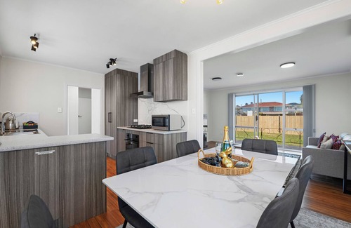 Lynmore House | Ōwhata Retreat - Rotorua Holiday Home