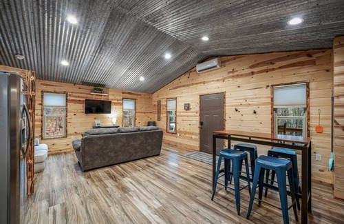 Fort Payne Cabin | Owl's Nest: cozy getaway w/hot tub & fire pit