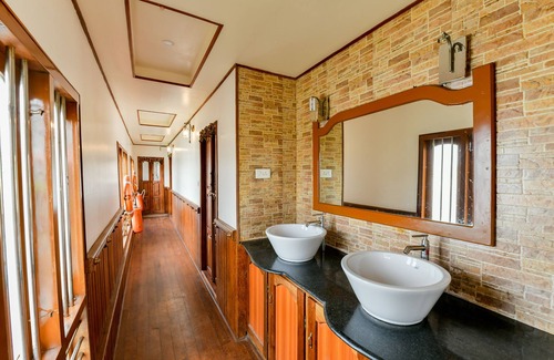 Ambalapuzha Boat Rental | OYO 23047 Rkv Golden Petal Houseboat 3 Bhk