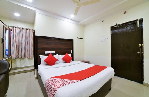 Khammam Hotel | OYO 24288 Surya Teja Residency