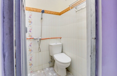 Madiun Hotel | OYO 3074 Orange Inn