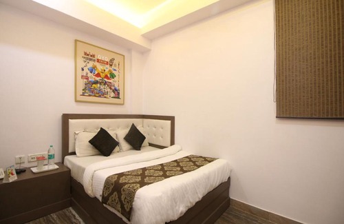 Pashim Vihar Hotel | OYO 393 Hotel RK Grand Inn