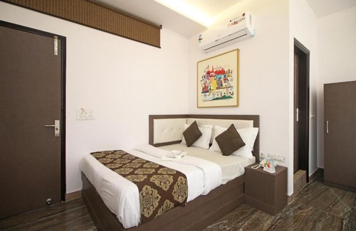 Pashim Vihar Hotel | OYO 393 Hotel RK Grand Inn