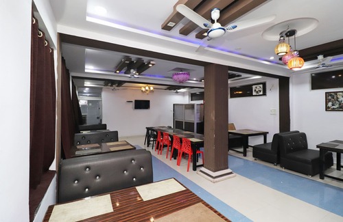 Marhi Hotel | OYO 43850 Hotel Mn Galaxy