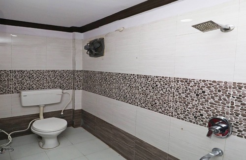 Marhi Hotel | OYO 43850 Hotel Mn Galaxy