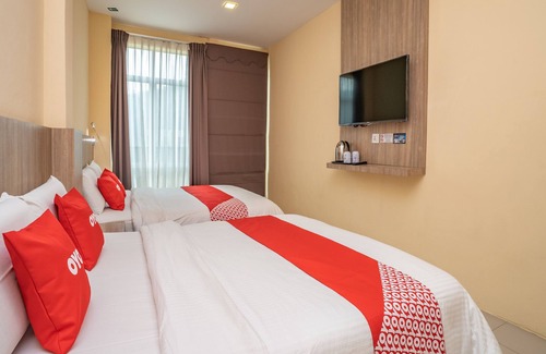 Pekan Pangkor Hotel | OYO 44078 The Island Hotel