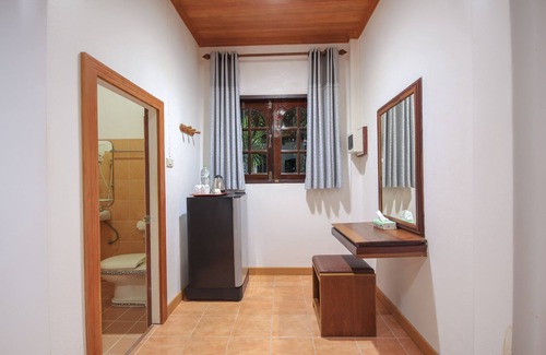 Lan Saka Hotel | OYO 75353 Loy Chalet Resort