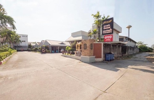 Chonburi Hotel | OYO 75382 Chonburi Hotel