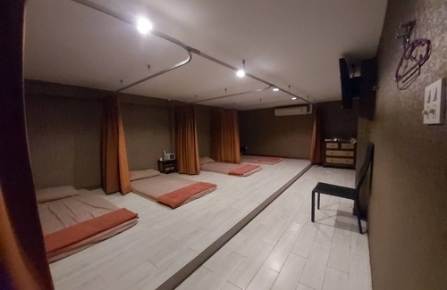 Chonburi Hotel | OYO 75382 Chonburi Hotel