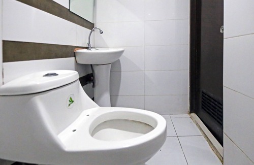 Sampaloc Hotel | OYO 894 Cosmo Hotel P Campa Manila