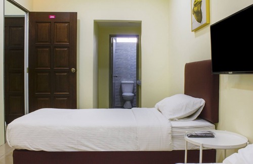 Taman Cendana Hotel | OYO 90090 Roselyn Inn 2