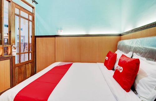 Malang Hotel | OYO 90179 Sybilla Cafe & Homestay