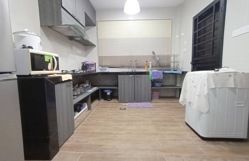 Kuching Apartment | OYO 90203 Emma Sukma Homestay