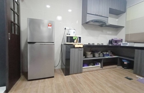 Kuching Apartment | OYO 90203 Emma Sukma Homestay