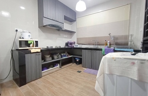 Kuching Apartment | OYO 90203 Emma Sukma Homestay